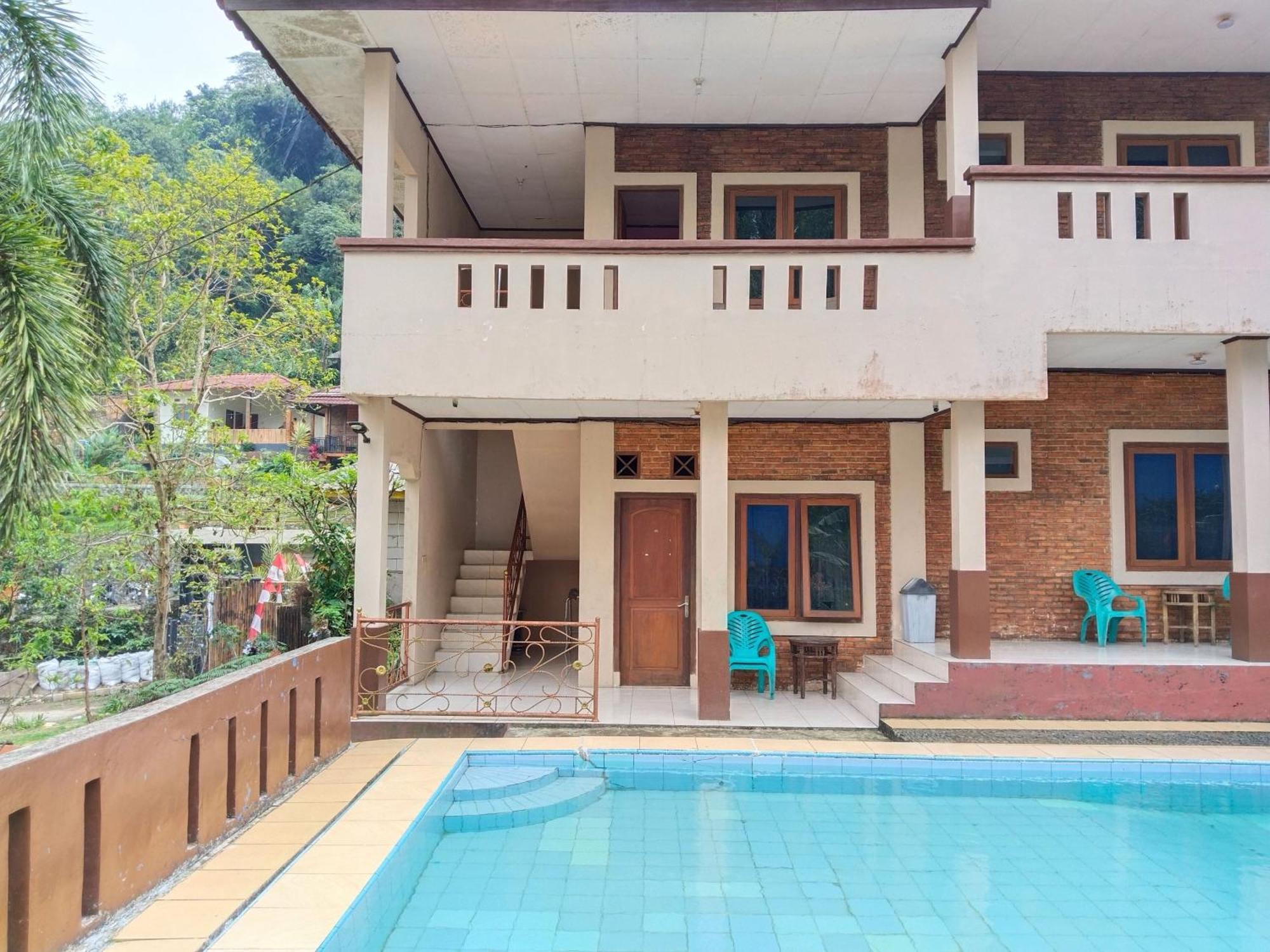 Villa Yustisia Curug 7 Cilember Cisarua Exterior photo