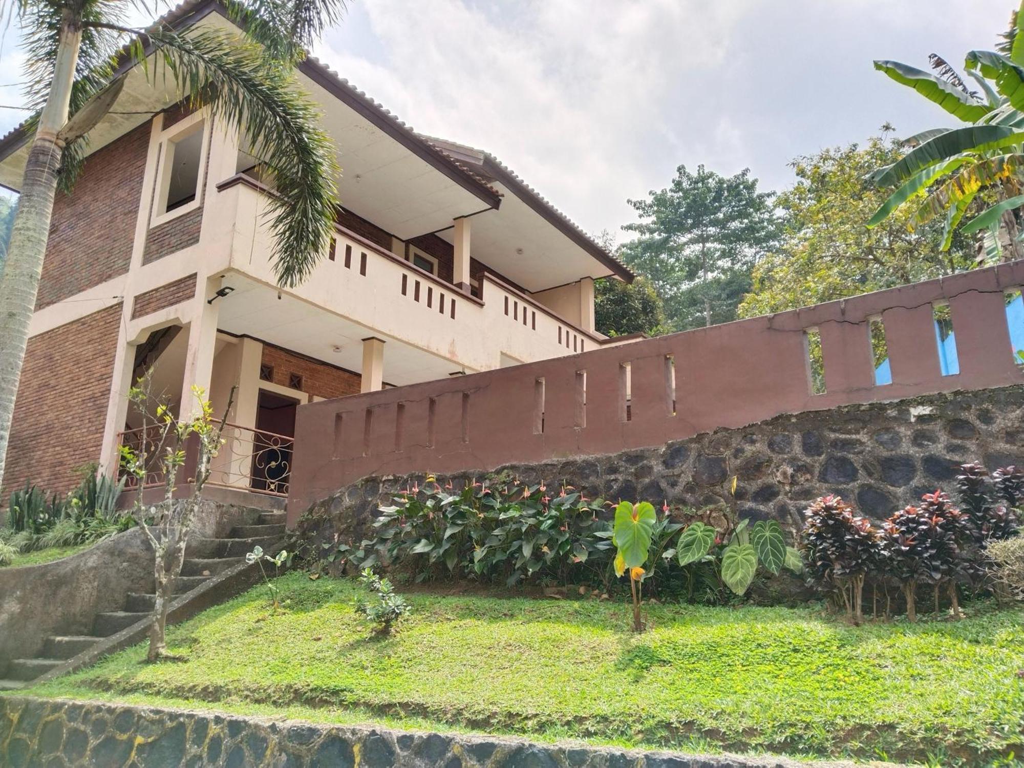 Villa Yustisia Curug 7 Cilember Cisarua Exterior photo